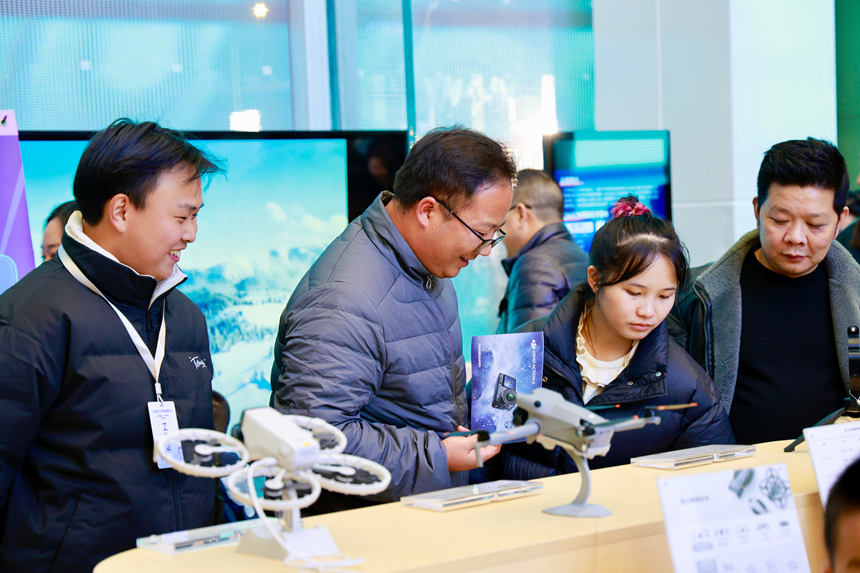 市民正在选购产品。