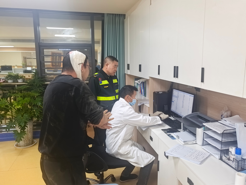 图为执法人员协助驾驶员在医院开药。