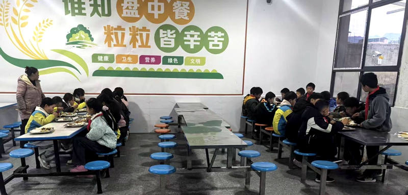 習水縣良村鎮吼灘小學學生在維修后的食堂吃飯。任思宇 攝.jpg