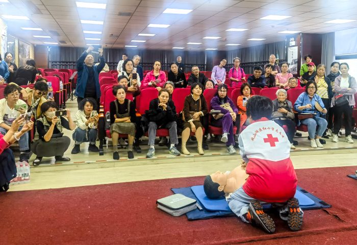 3、今年4月，觀山湖區紅十字會應急救護培訓走進區老年大學。歐陽春攝