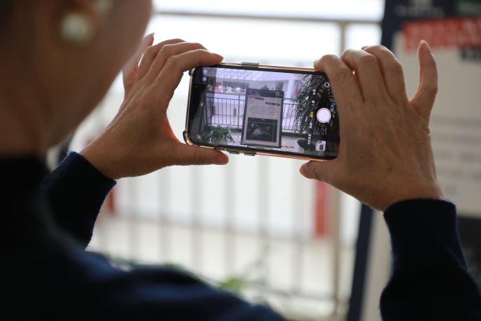 前来观展的市民记录展出内容。