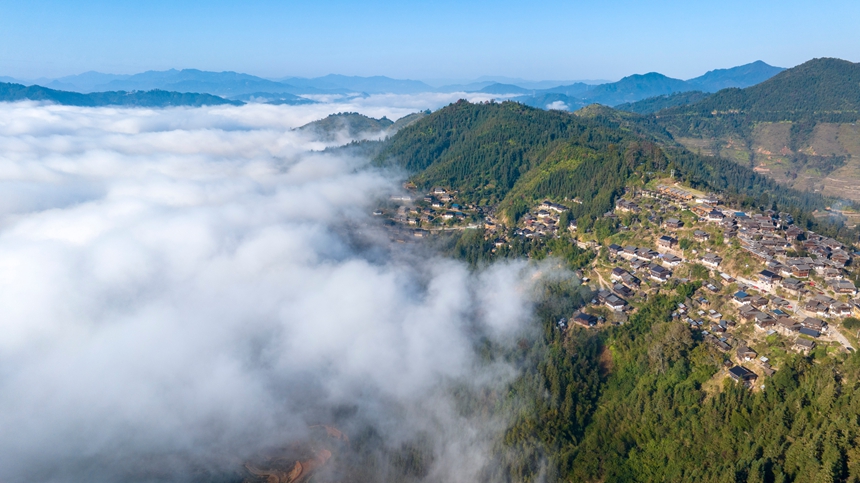 11月23日，在贵州省从江县丙妹镇大歹苗寨拍摄的冬日云海美景。