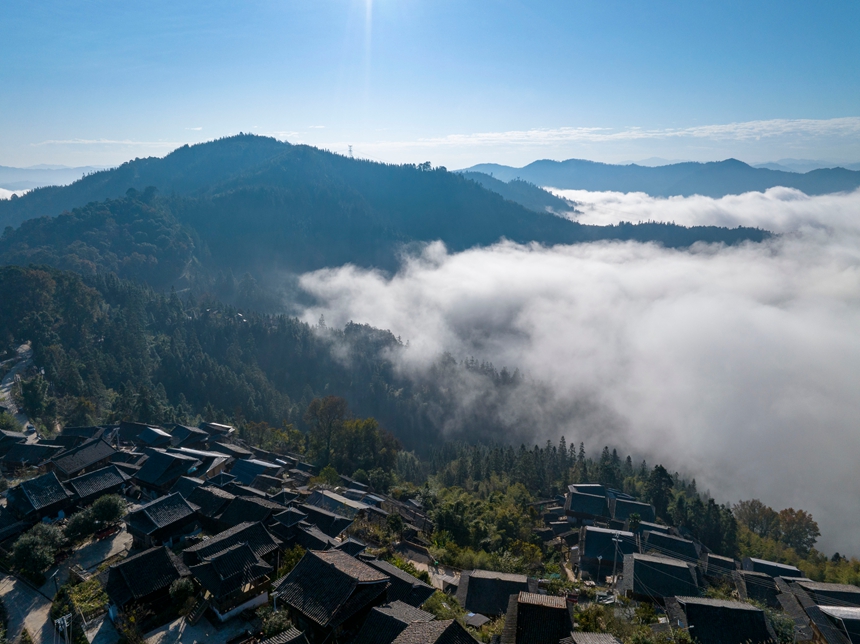 11月23日，在贵州省从江县丙妹镇大歹苗寨拍摄的冬日云海美景。