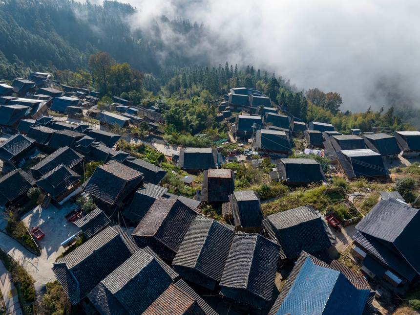 11月23日，在贵州省从江县丙妹镇大歹苗寨拍摄的冬日云海美景。