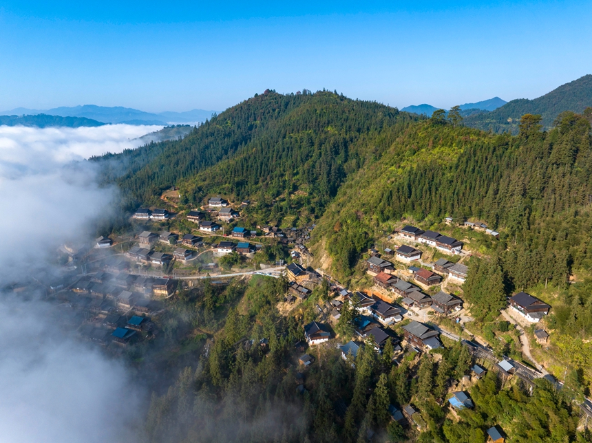 11月23日，在贵州省从江县丙妹镇大歹苗寨拍摄的冬日云海美景。