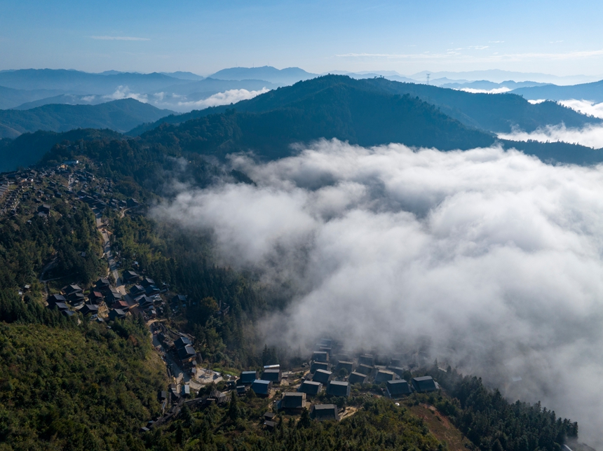 11月23日，在贵州省从江县丙妹镇大歹苗寨拍摄的冬日云海美景。