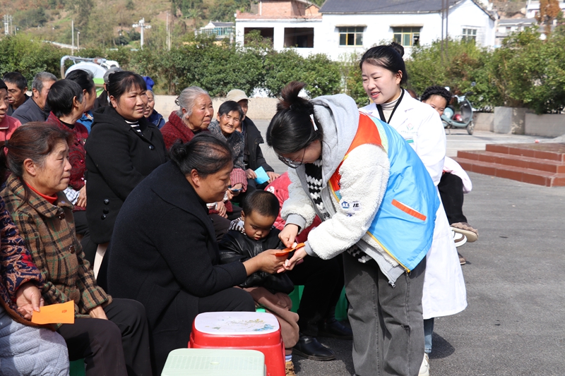 “健康闖關趣體驗﹒科學守護每一刻”主題健康科普活動走進西沖社區。李金苗攝