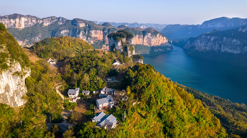 2025年11月24日航拍的貴州省黔西市新仁苗族鄉化屋村。