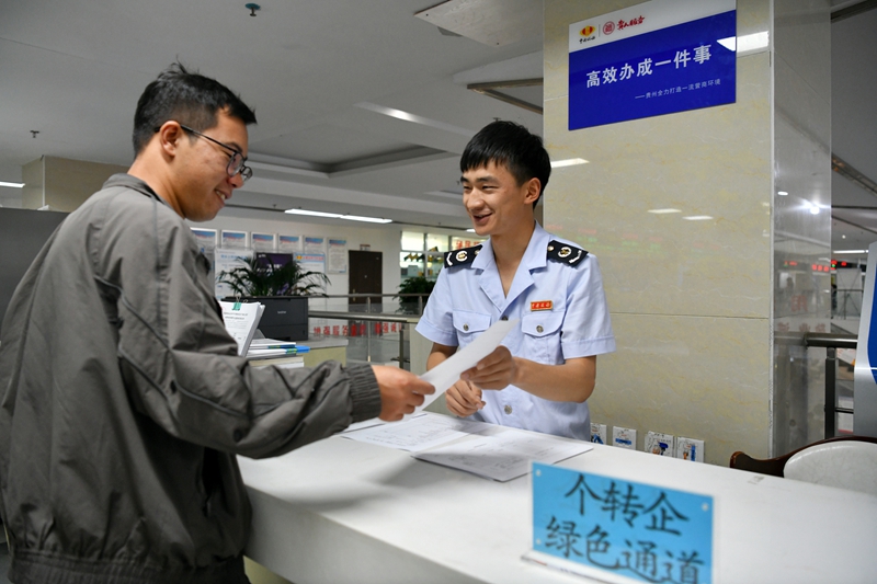 税务部门设置“个转企”绿色通道,助力“个转企”高效快捷办理。张瑜显摄
