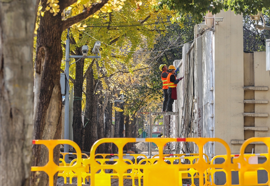 围挡作业中的历史城垣步道六广门沙河街段 。