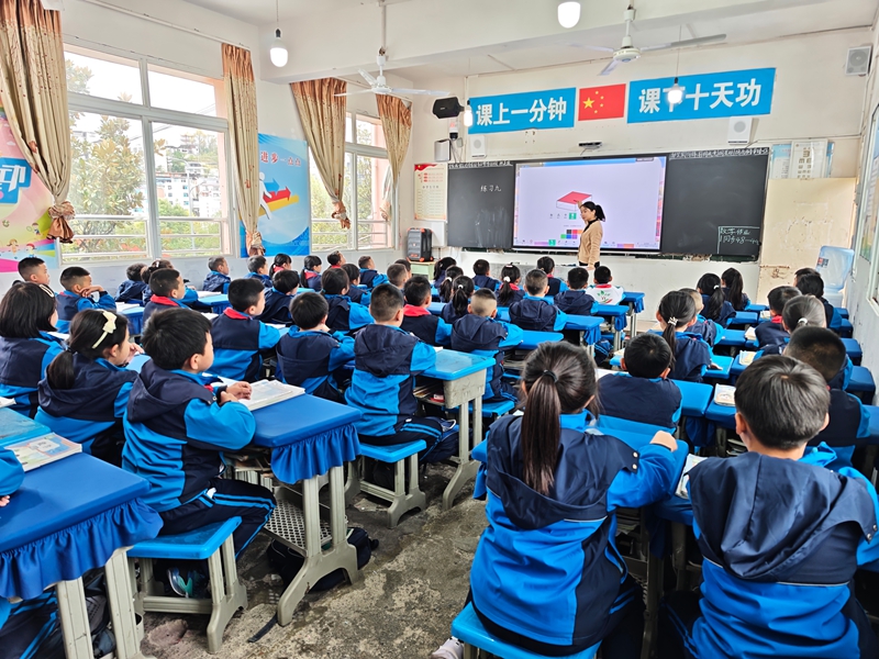 仁懷市第一小學教室老師用AI黑板上課 。.jpg