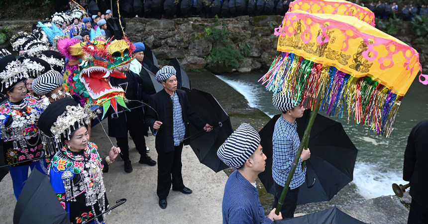 村民在举行“接龙”活动。谢慧芳摄