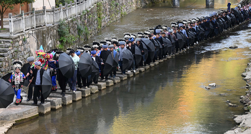 村民在举行“接龙”活动。谢慧芳摄