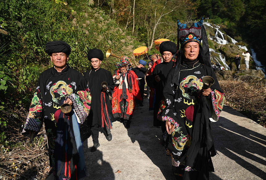 村民在举行“接龙”活动。 谢慧芳摄