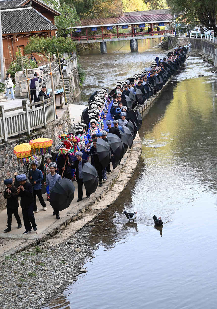 村民在举行“接龙”活动。 谢慧芳摄
