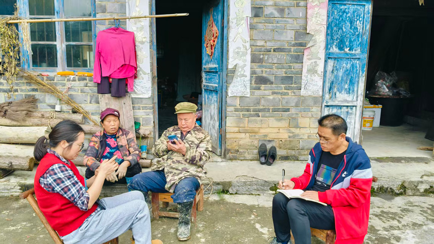 松桃鸡爪社区驻村干部、村干部医保政策送到家、手把手教老年人用手机代缴2026年度城乡医疗保险。