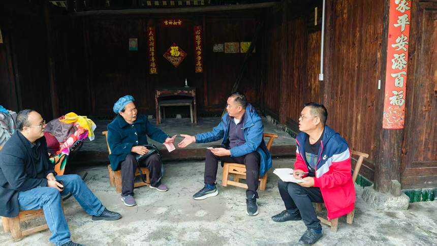 松桃鸡爪社区驻村干部、村干部医保政策送到家、为老年代缴2026年度城乡医疗保险。