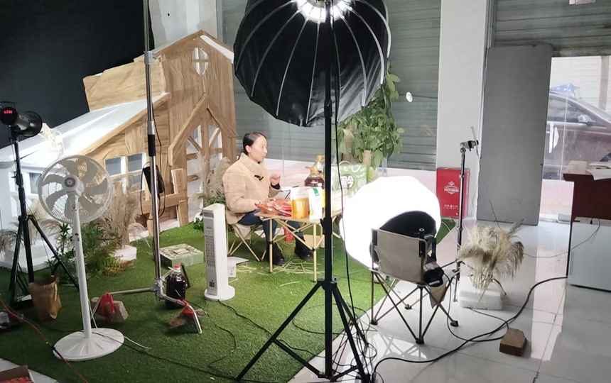 图为直播带货基地。