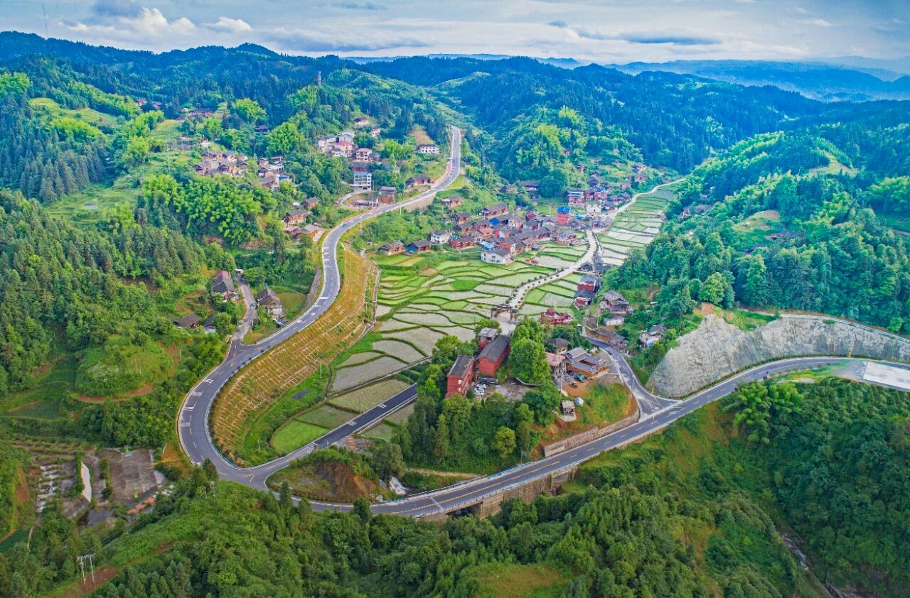 图为路畅寨美百姓富。陈沛亮摄