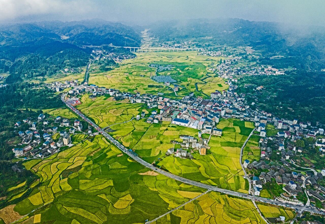 图为242国道穿越天柱县高酿大坝。陈沛亮摄