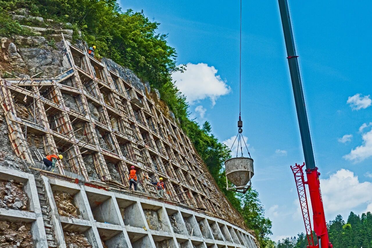 图为G211改扩建镇远金盆路段项目高边坡施工。陈沛亮摄