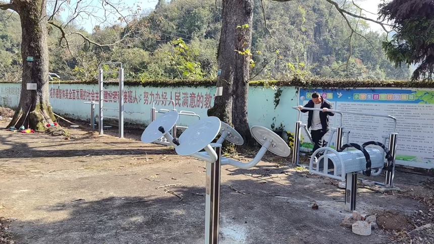 图为：群众体验健身器材