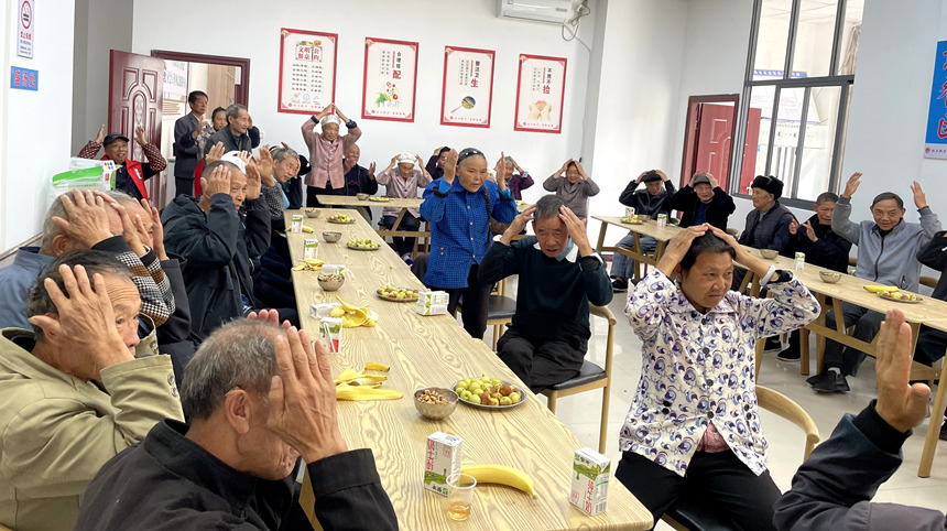 1、在金龙社区长者食堂开展娱乐活动，为老人带来欢乐。罗金摄