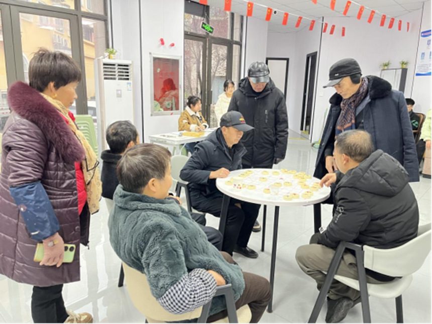 老人们聚在一起开展娱乐活动。罗金摄