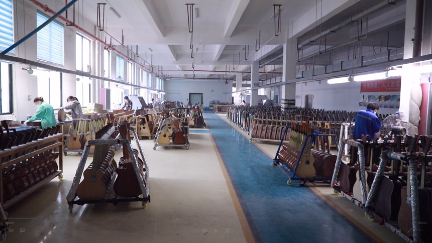 一批批吉他、小提琴等乐器正加紧生产。普定县融媒体中心供图