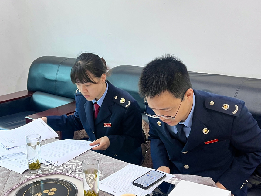 紫云税务“稻菜轮作”服务专班上门服务。紫云税务局供图