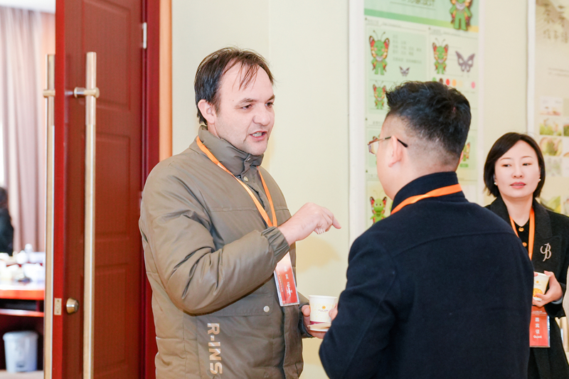 會議間隙，與會專家學者進行探討交流。