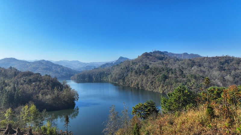 七星關區文閣鄉毛栗水庫碧波蕩漾，景色如畫。