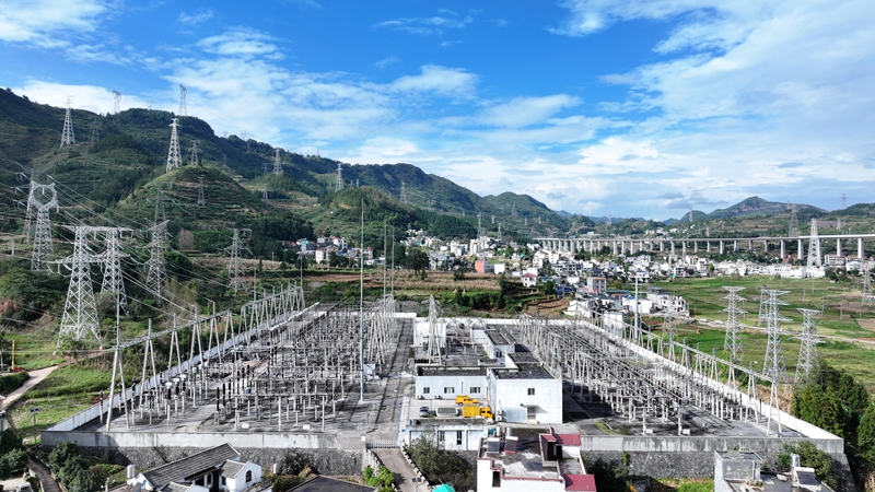 4、10月16日，在六盘水市盘州市石桥镇，随着盘兴高铁盘州市境内牵引变220千伏接入系统工程全面投运。付振伟 摄.JPG