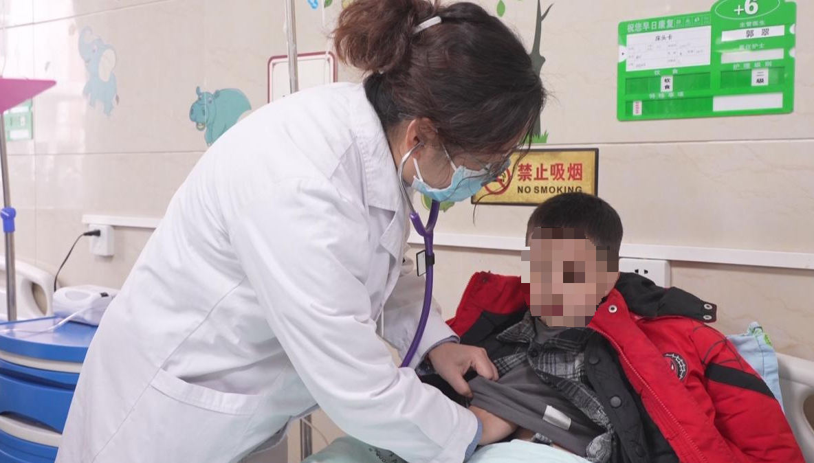 修文縣扎佐衛生服務中心兒科醫生為患兒查房。