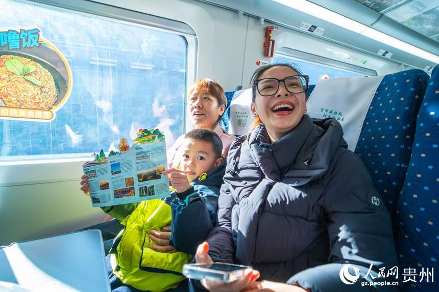 盘兴高铁首日开通运营。人民网 阳茜摄