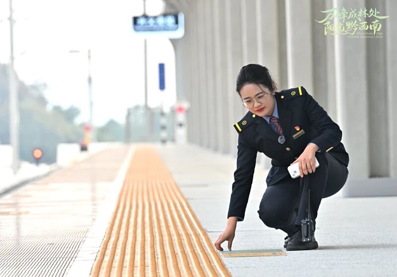 4 圖為陳龍榮在興義南站站台檢查標識牌。唐波 攝.jpg