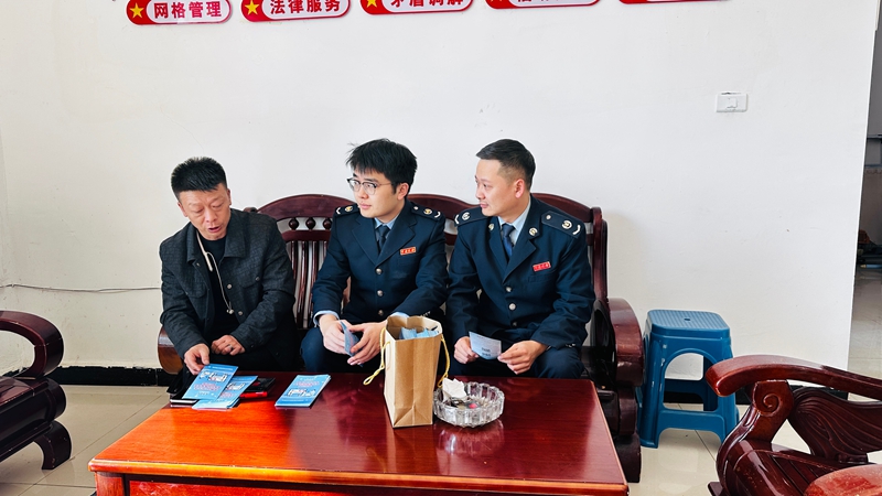 税务人员上门宣讲政策。