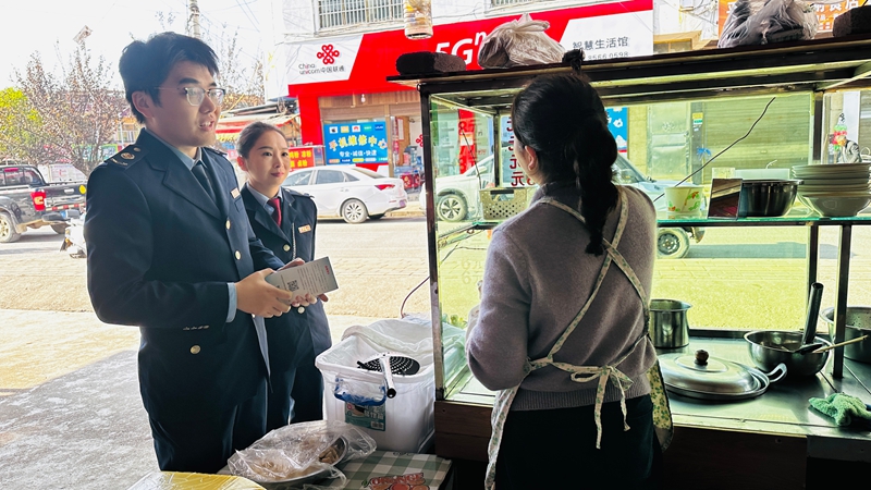 税务人员上门宣讲政策。