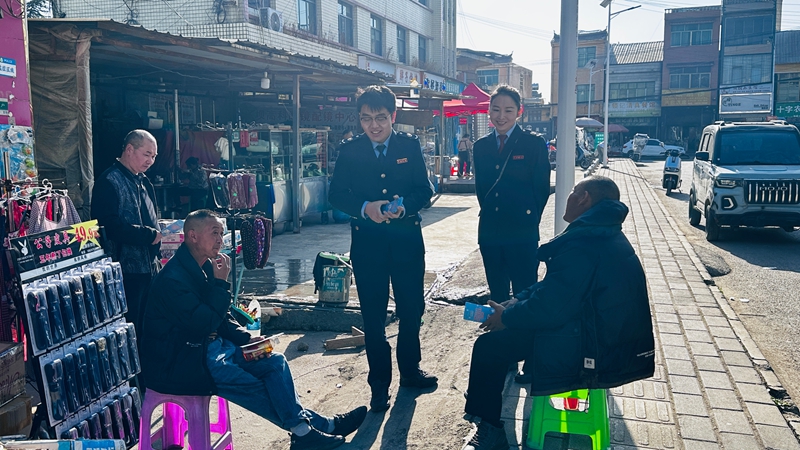 税务人员上门宣讲政策。