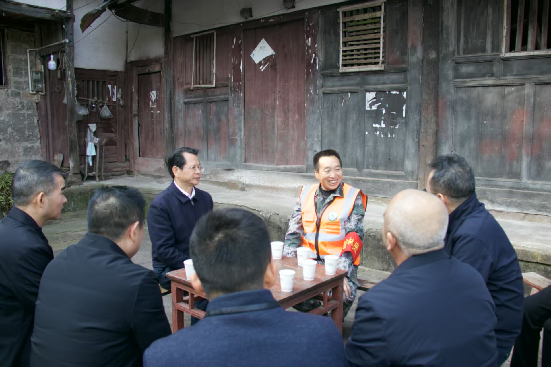 貴州省林業局慰問“全國十佳生態護林員”周德財。