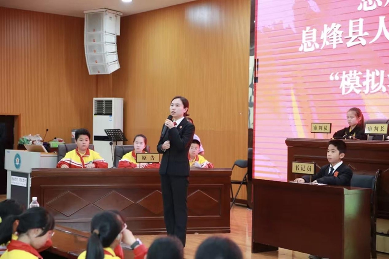 息烽縣人民法院法治副校長在學校組織開展模擬庭審活動.jpg