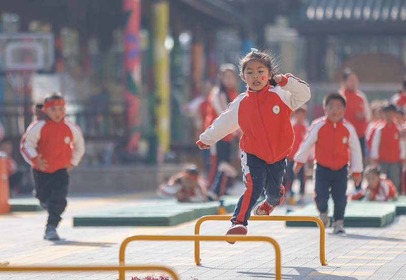 2025年11月27日，贵州省黔东南苗族侗族自治州施秉县第四幼儿园的小朋友在参加萌娃障碍跑。