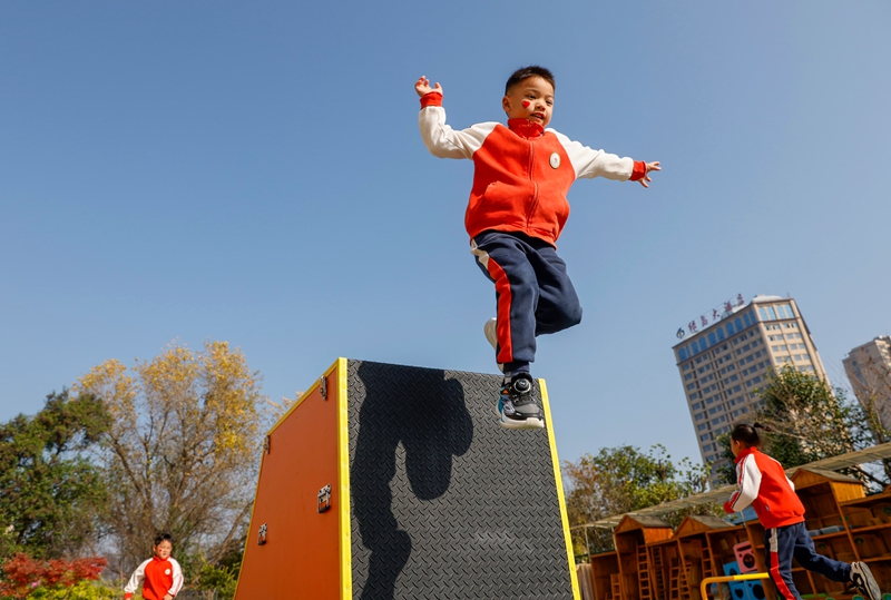 2025年11月27日，贵州省黔东南苗族侗族自治州施秉县第四幼儿园的小朋友在参加萌娃障碍跑。