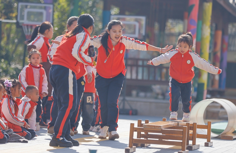 2025年11月27日，贵州省黔东南苗族侗族自治州施秉县第四幼儿园的小朋友在参加萌娃障碍跑。