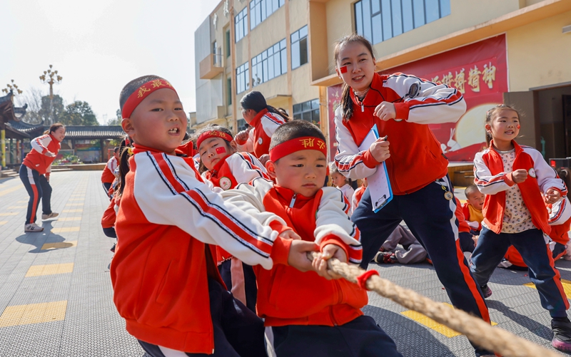 2025年11月27日，贵州省黔东南苗族侗族自治州施秉县第四幼儿园的小朋友在参加拔河比赛。