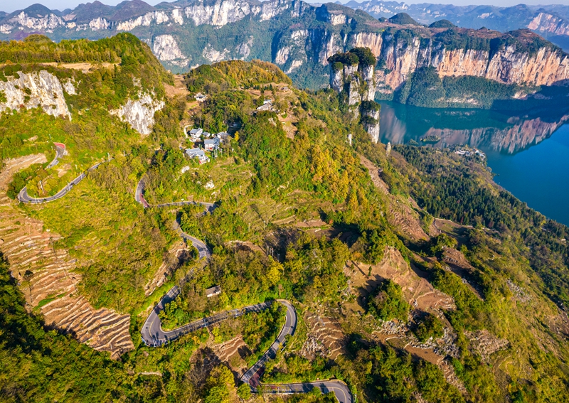 2025年11月27日拍攝的貴州省黔西市新仁苗族鄉化屋村四好農村路（無人機照片）。