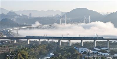 图为当日，一列动车组列车驶过盘兴高铁北环线特大桥。