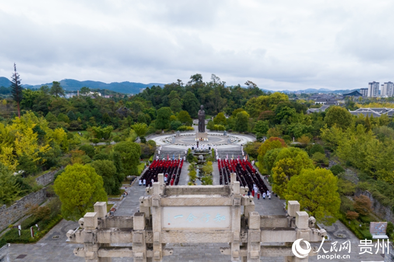 游客在中国阳明文化院内开展文化研学活动。人民网涂敏摄