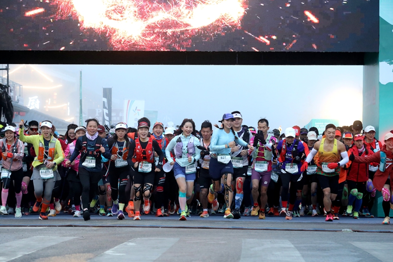 5 图为选手们如离弦之箭，竞相冲出起跑线。.JPG