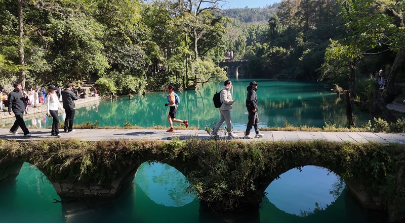 7 图为选手跑过小七孔古桥，灵动的身影与古桥相映成趣。.jpg